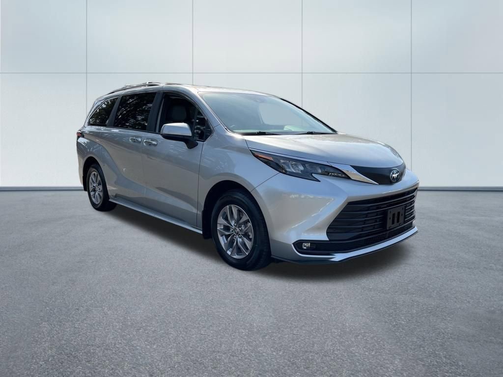 Used 2025 Toyota Sienna XLE image 4