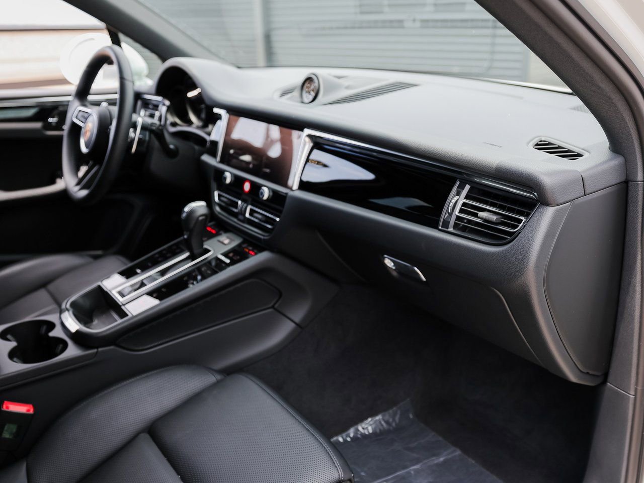 Certified 2025 Porsche Macan AWD/4WD image 27