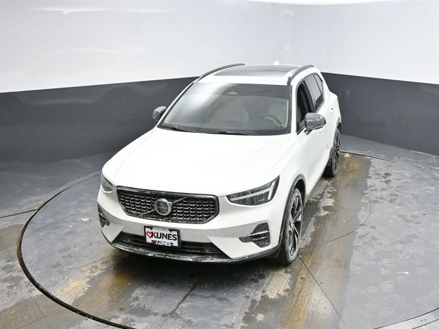 Used 2023 Volvo XC40 B5 Ultimate w/ Protection Package Premier image 34