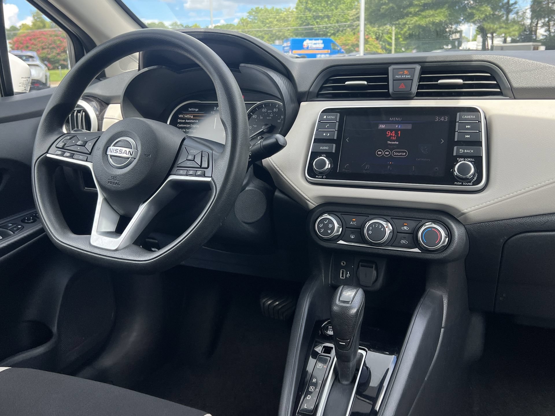 Used 2022 Nissan Versa SV FWD image 3