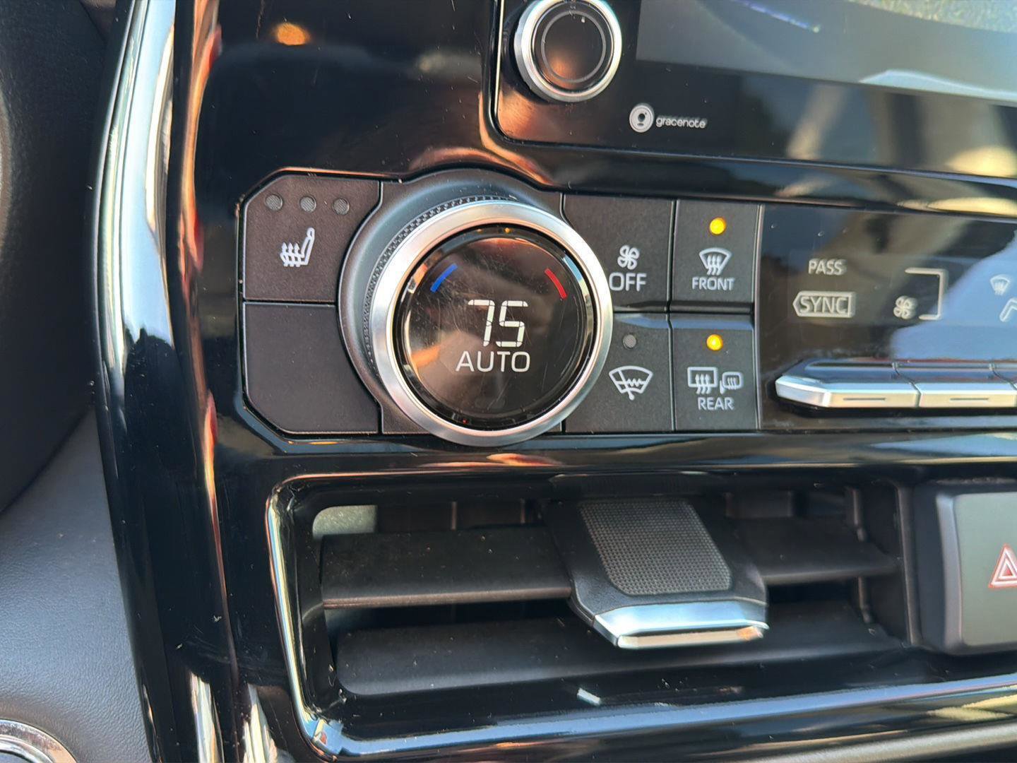 Used 2022 Toyota Highlander XLE FWD image 27