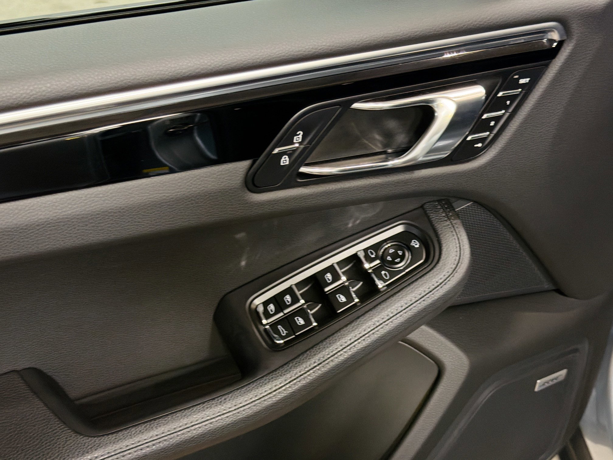 Certified 2022 Porsche Macan S AWD/4WD image 23