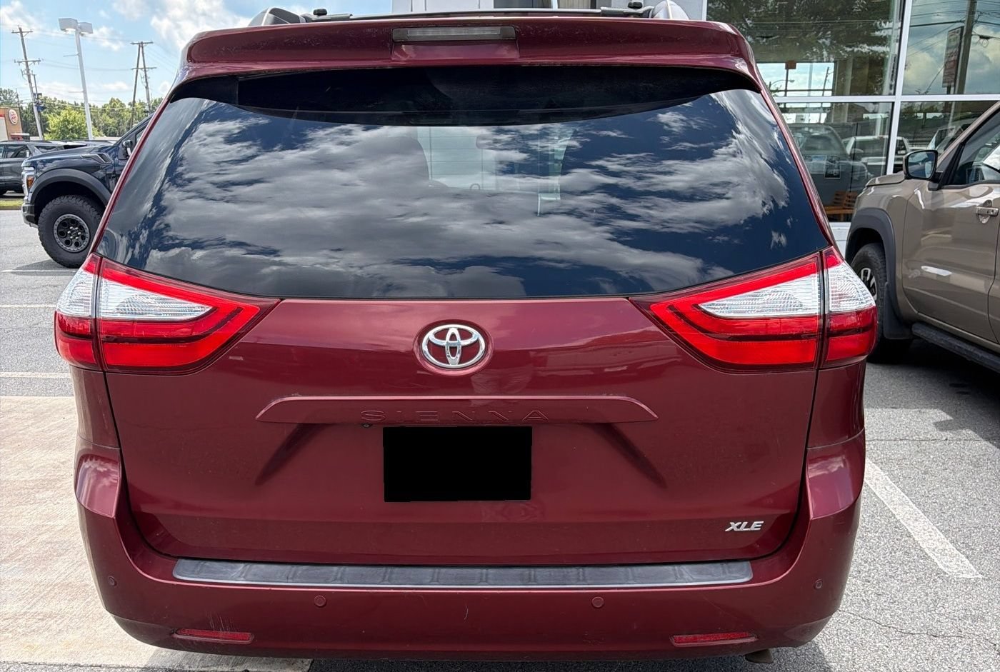 Used 2015 Toyota Sienna XLE w/ XLE Navigation Package FWD image 5