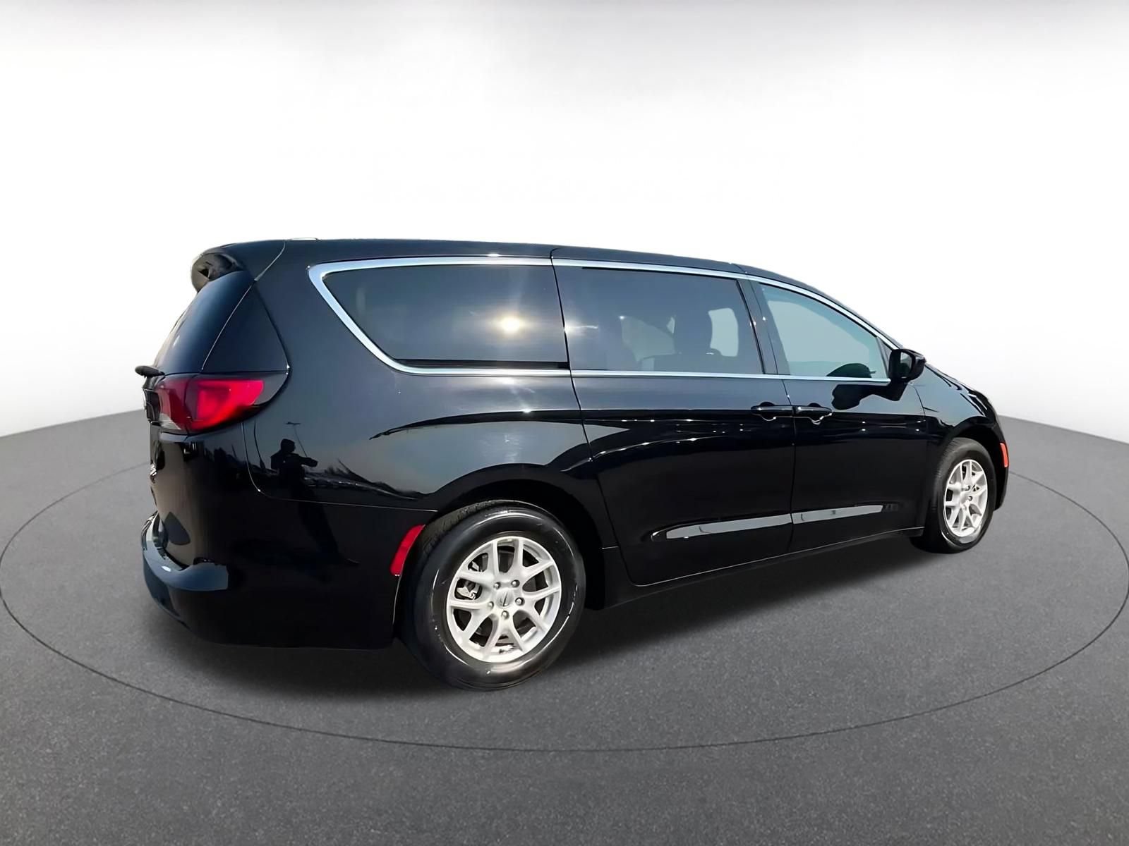 Used 2024 Chrysler Voyager LX FWD image 14