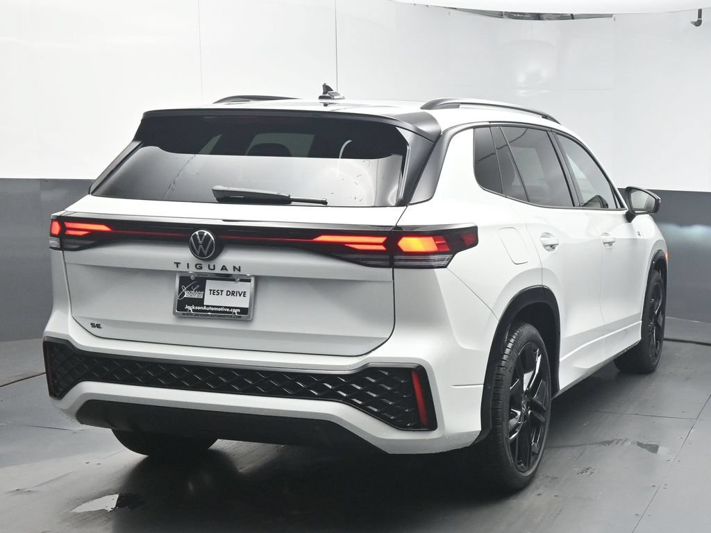 New 2026 Volkswagen Tiguan SE R-Line FWD image 7