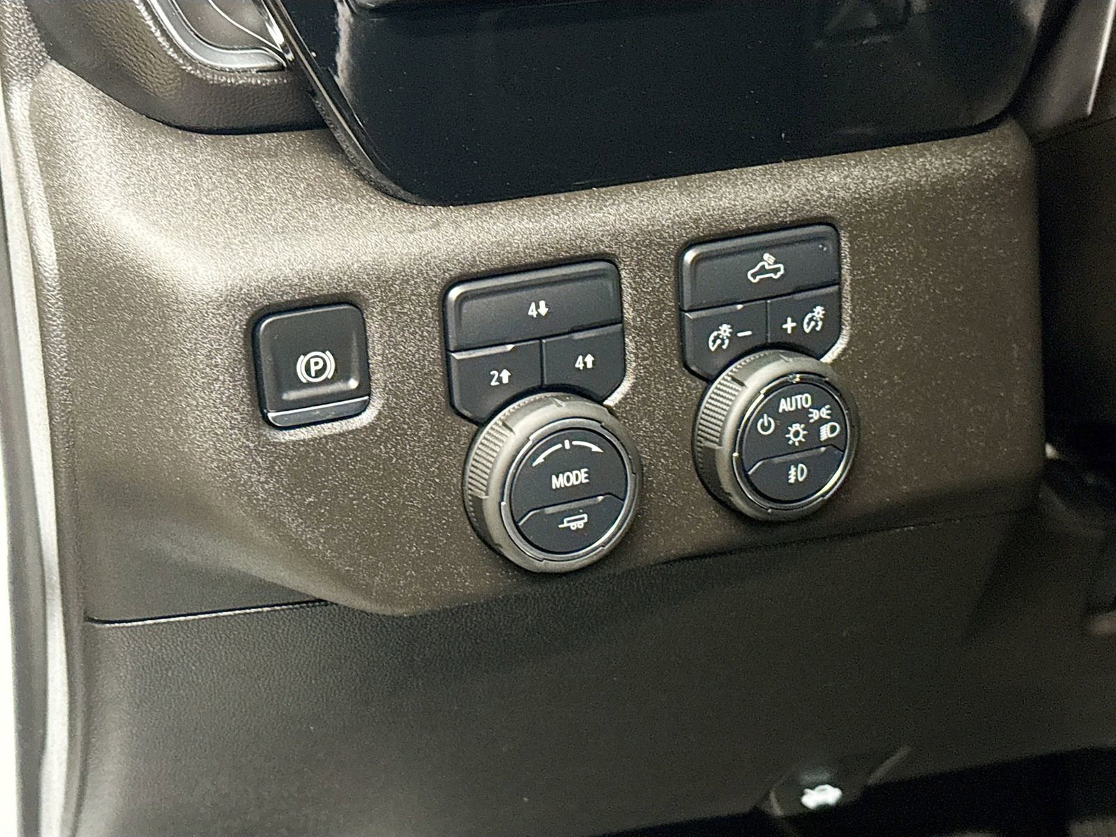 Used 2025 Chevrolet Silverado 2500 LT w/ Convenience Package image 12