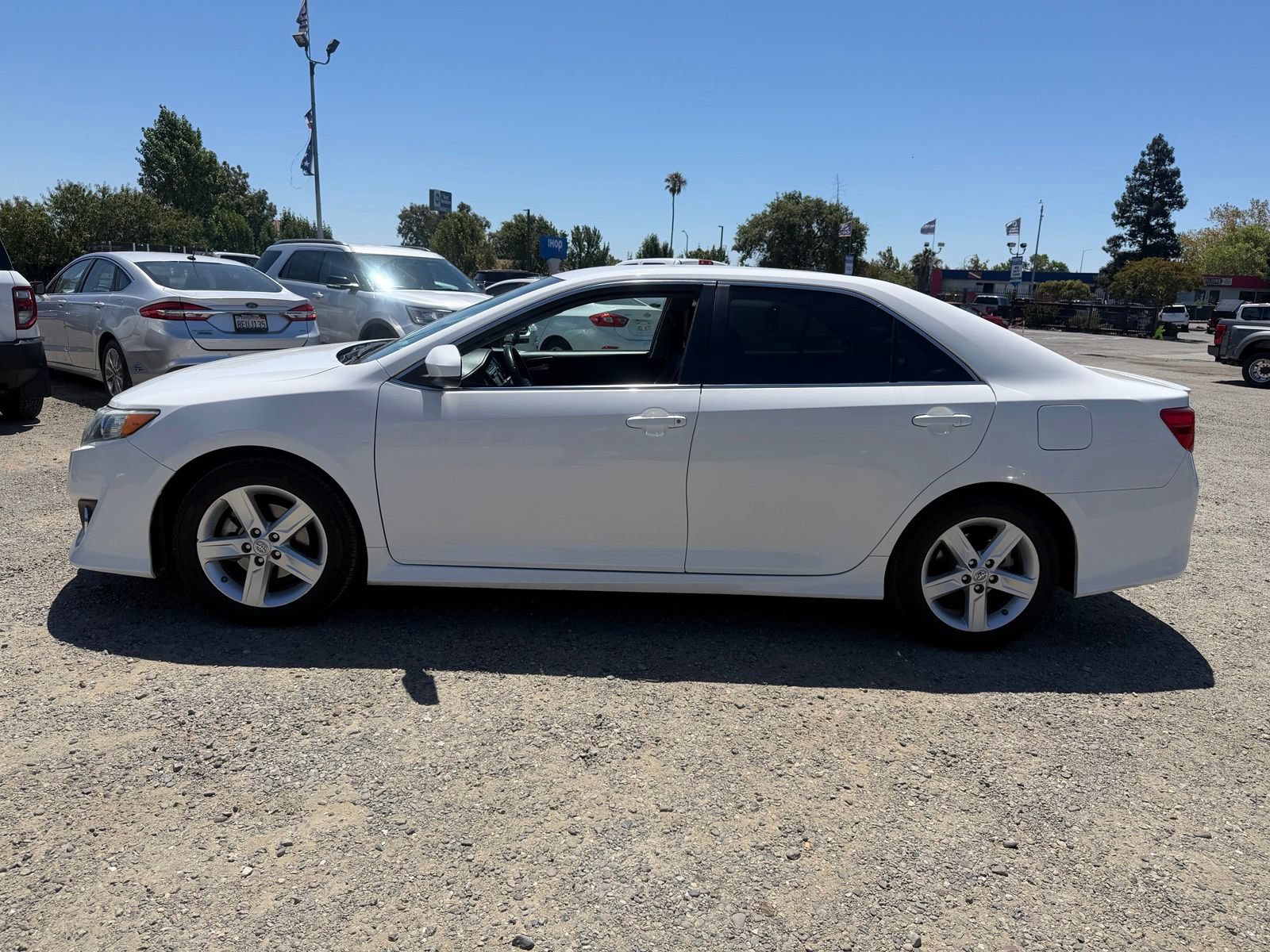 Used 2014 Toyota Camry SE FWD image 2