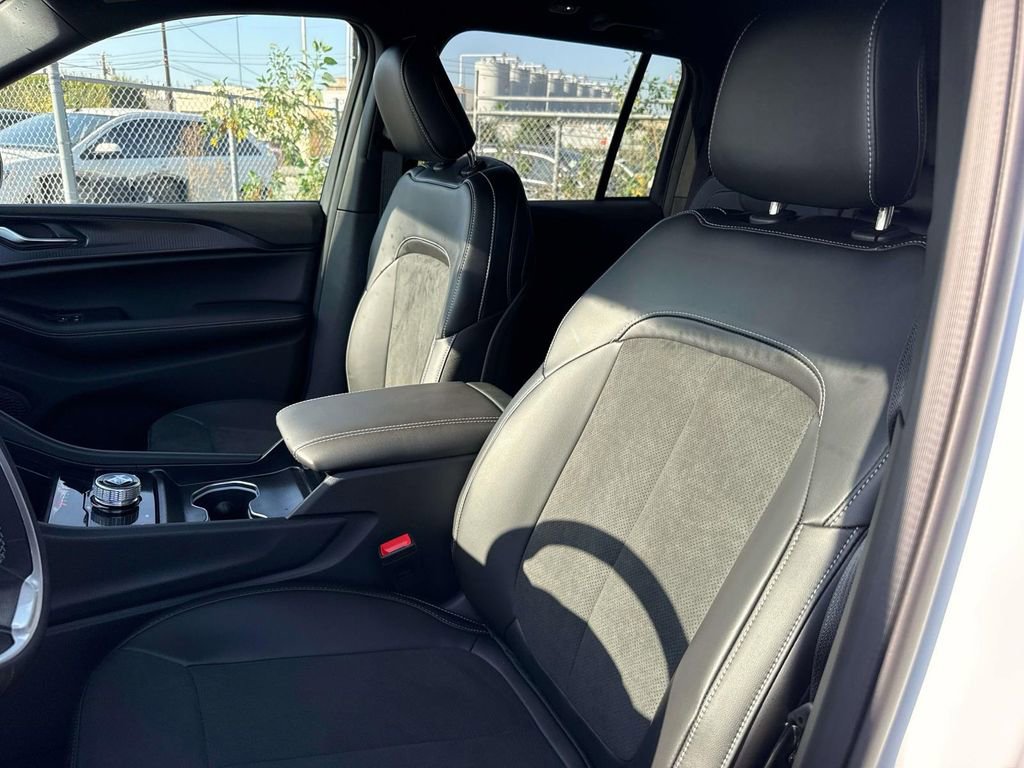 New 2025 Jeep Grand Cherokee Altitude image 23