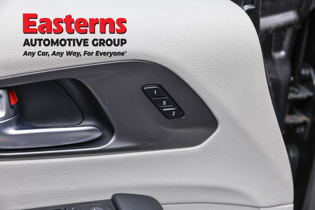 Used 2022 Chrysler Pacifica Touring-L w/ Uconnect Theater Family Group FWD image 21