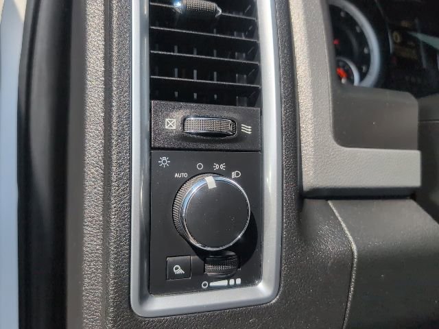 Used 2018 RAM 1500 Classic SLT AWD/4WD image 21