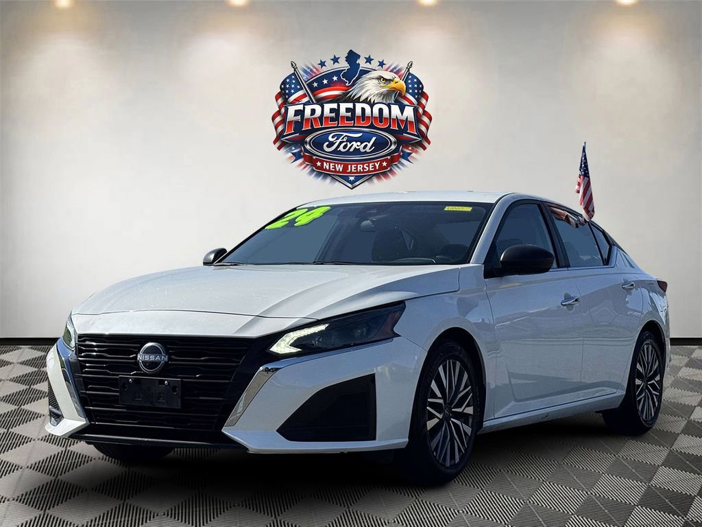 Used 2024 Nissan Altima 2.5 SV image 2