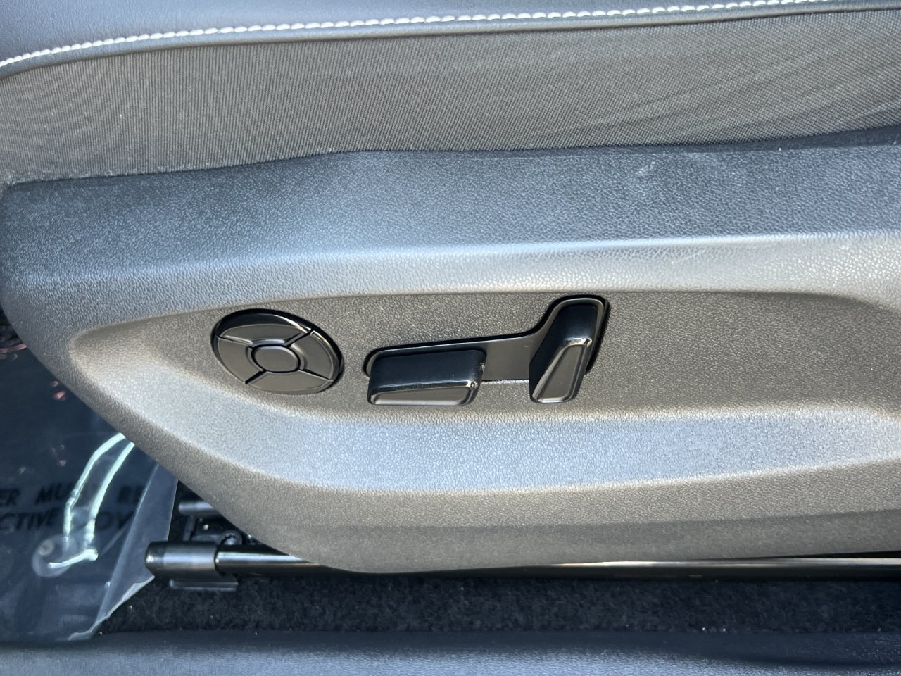 Used 2025 Volkswagen Tiguan SE FWD image 9