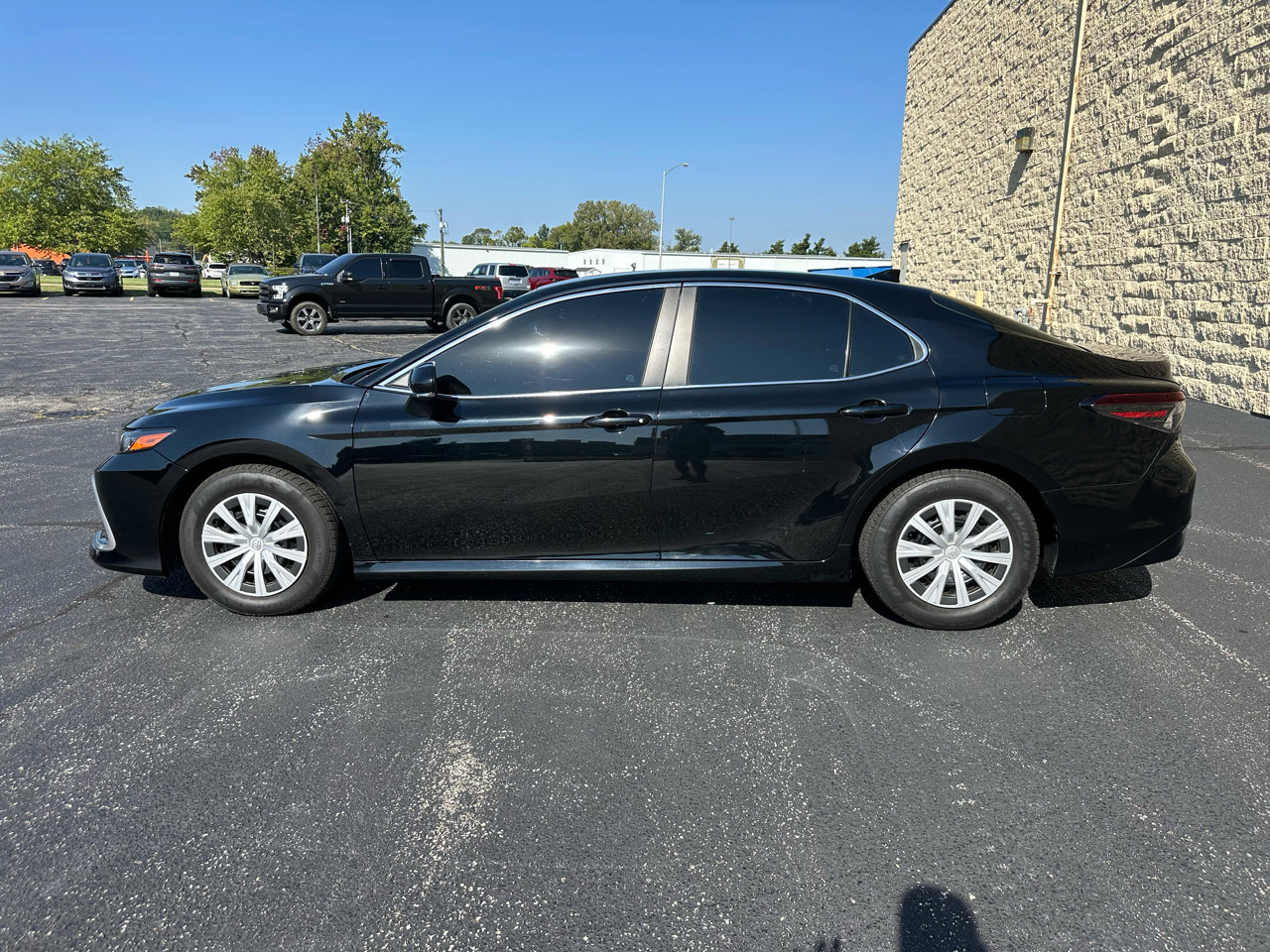 Used 2021 Toyota Camry LE image 2