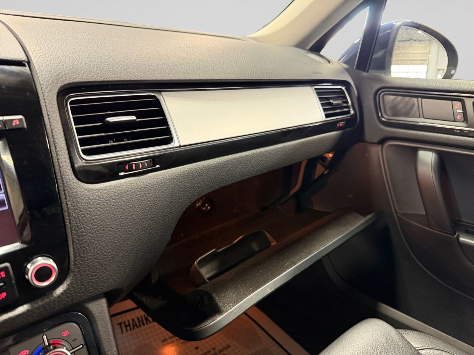 Used 2013 Volkswagen Touareg Sport image 34