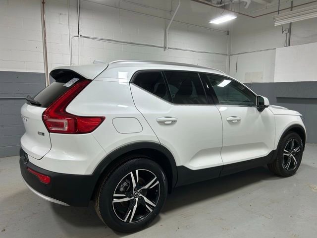 Used 2025 Volvo XC40 B5 Core AWD/4WD image 3