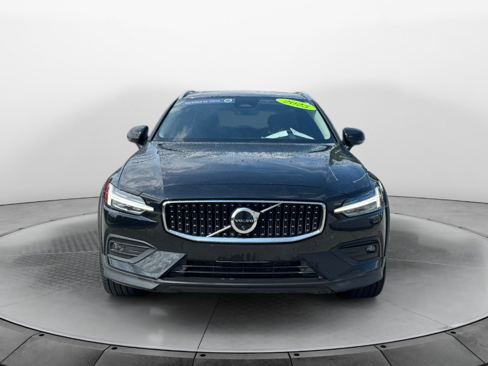 Used 2025 Volvo V60 B5 Cross Country Plus AWD/4WD image 2