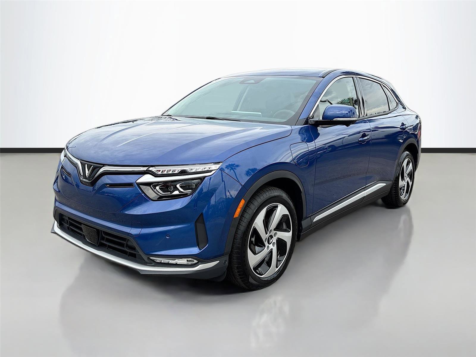 New 2025 VinFast VF 8 Eco image 3