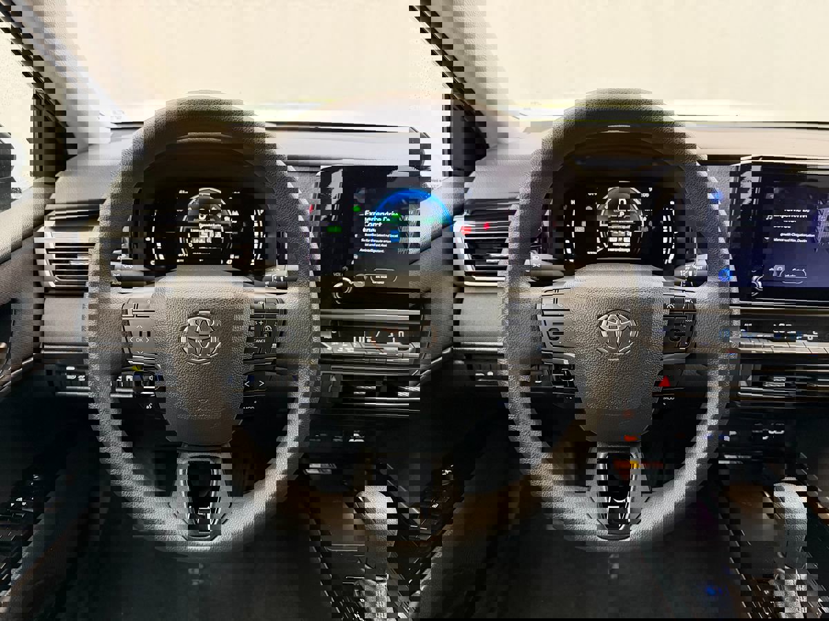 Used 2025 Toyota Camry LE image 8