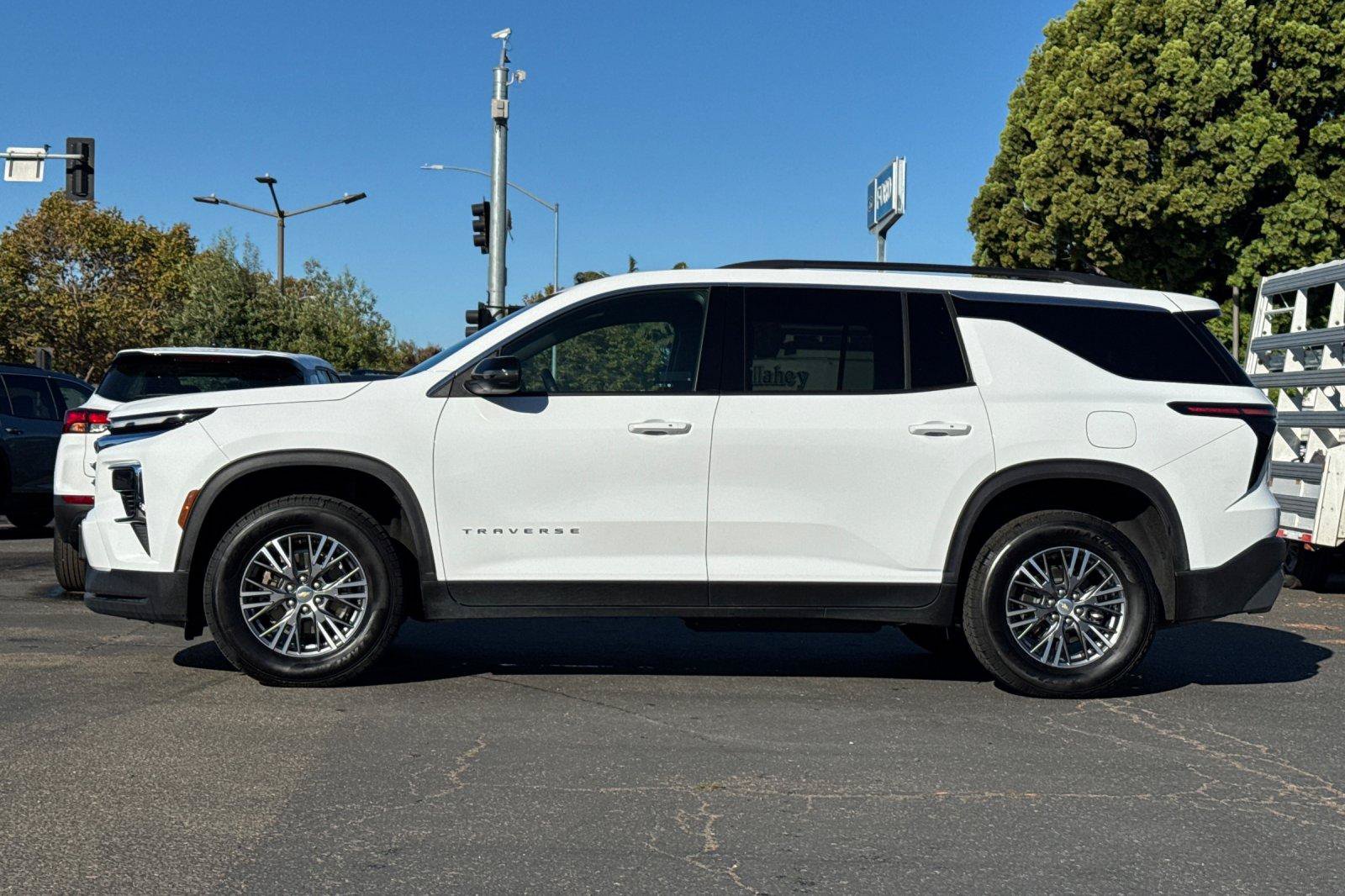 Used 2025 Chevrolet Traverse LT FWD image 9