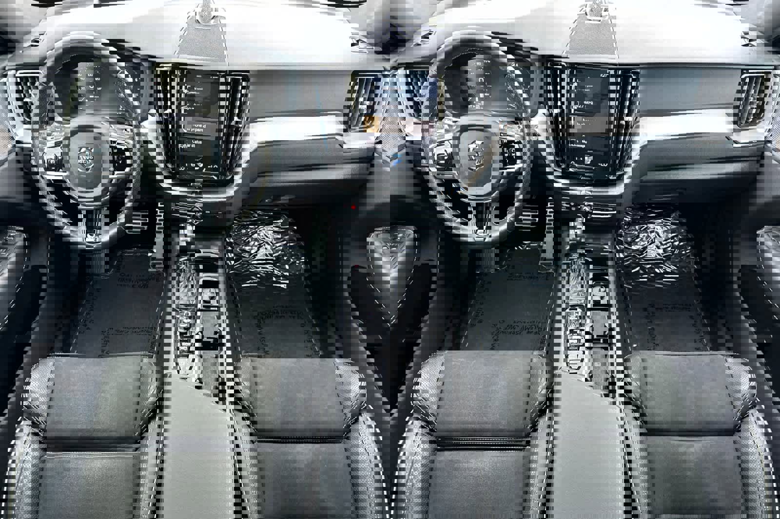 Used 2019 Volvo XC60 T5 R-Design image 3