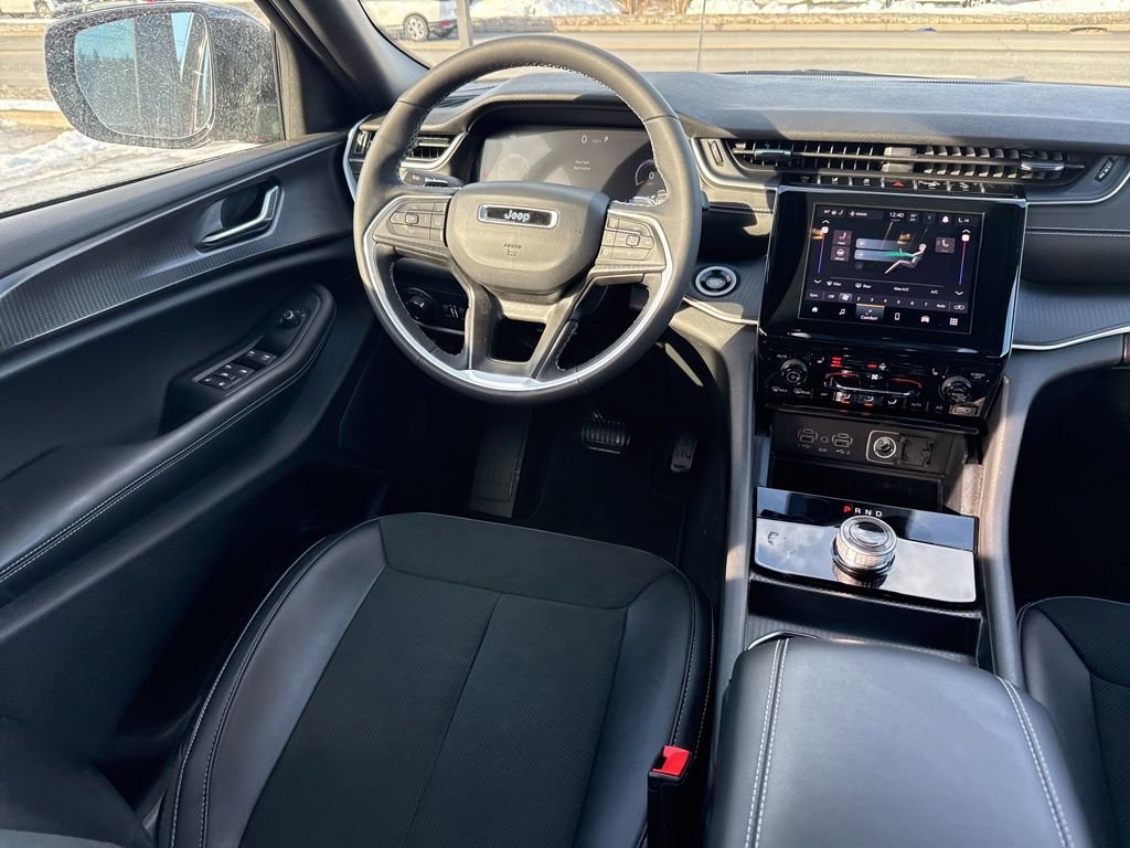 Used 2025 Jeep Grand Cherokee Altitude image 12