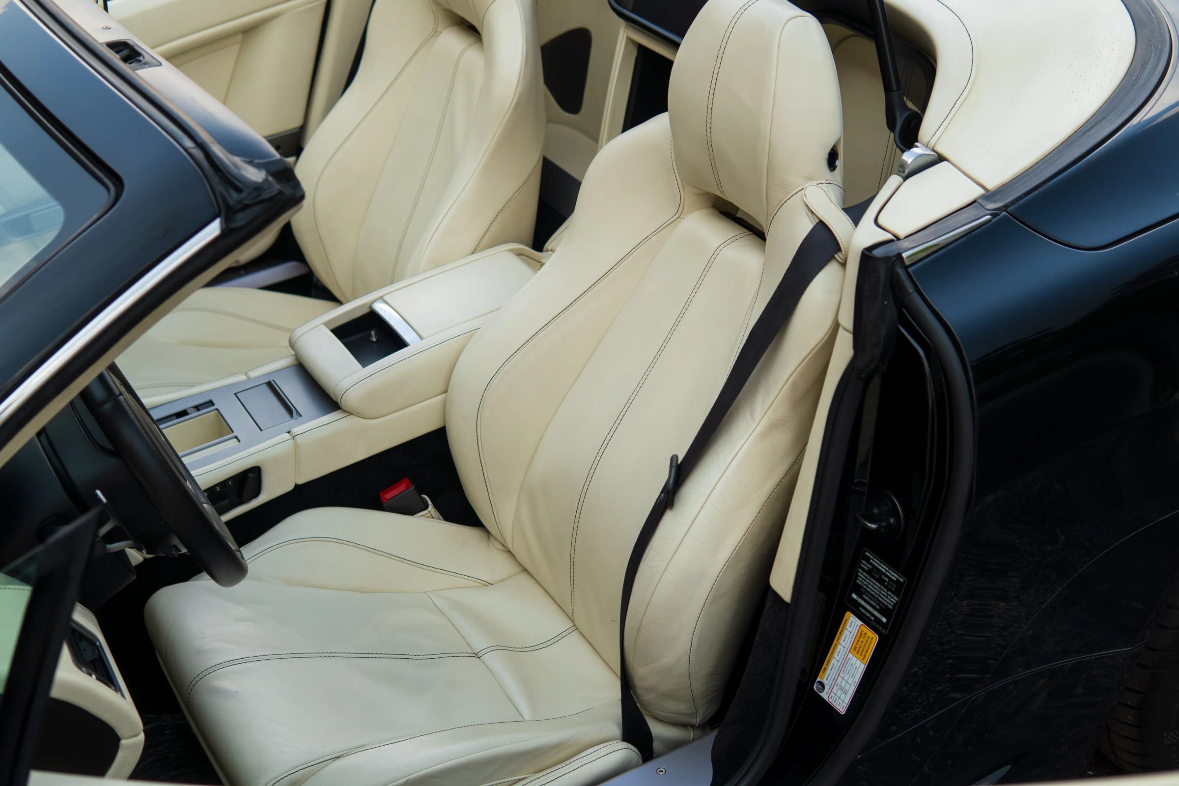 Used 2013 Aston Martin V8 Vantage Roadster RWD image 27