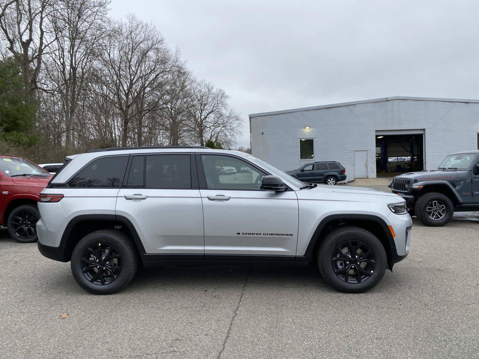 New 2026 Jeep Grand Cherokee Altitude AWD/4WD image 2