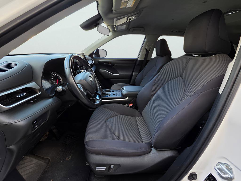 Used 2021 Toyota Highlander LE AWD/4WD image 18