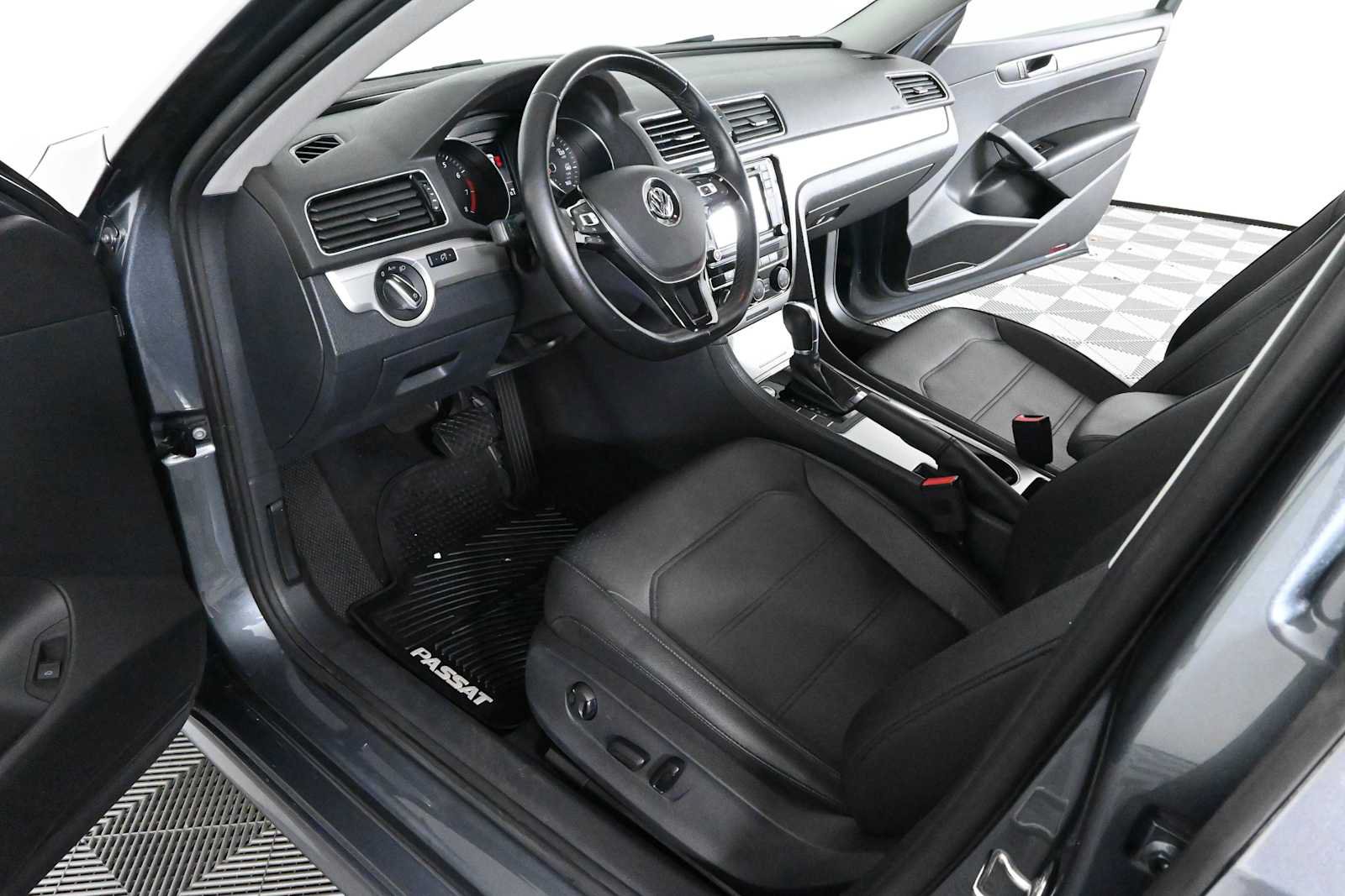 Used 2019 Volkswagen Passat 2.0T Wolfsburg FWD image 16