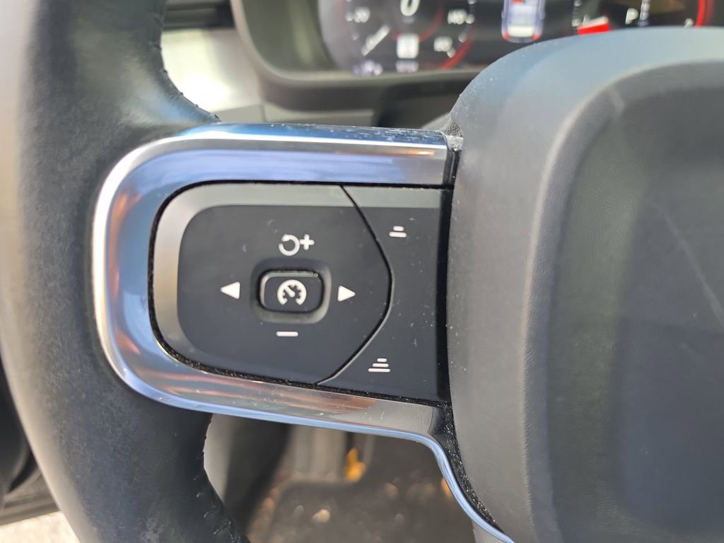 Used 2019 Volvo XC40 T5 Momentum image 23