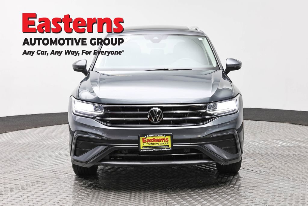 Used 2022 Volkswagen Tiguan SE w/ Panoramic Sunroof Package image 2