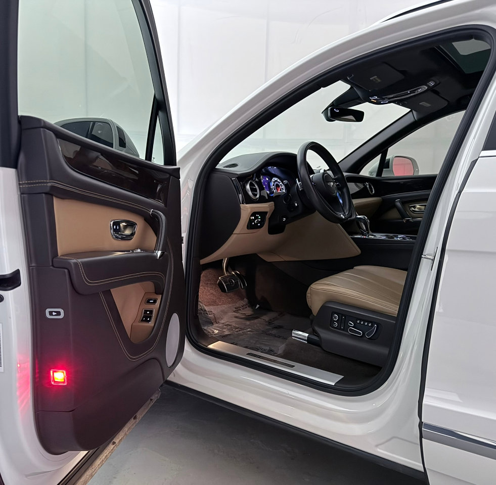 Used 2018 Bentley Bentayga image 16