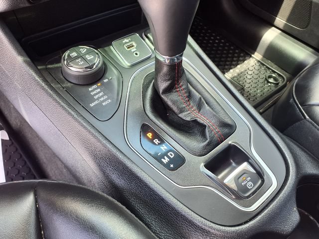 Used 2020 Jeep Cherokee Trailhawk AWD/4WD image 30