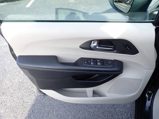 Used 2023 Chrysler Pacifica Touring-L image 21