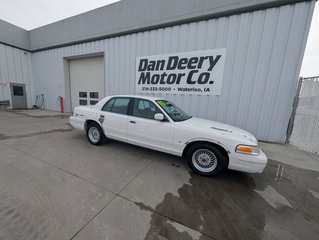 Used 2002 Ford Crown Victoria LX image 28