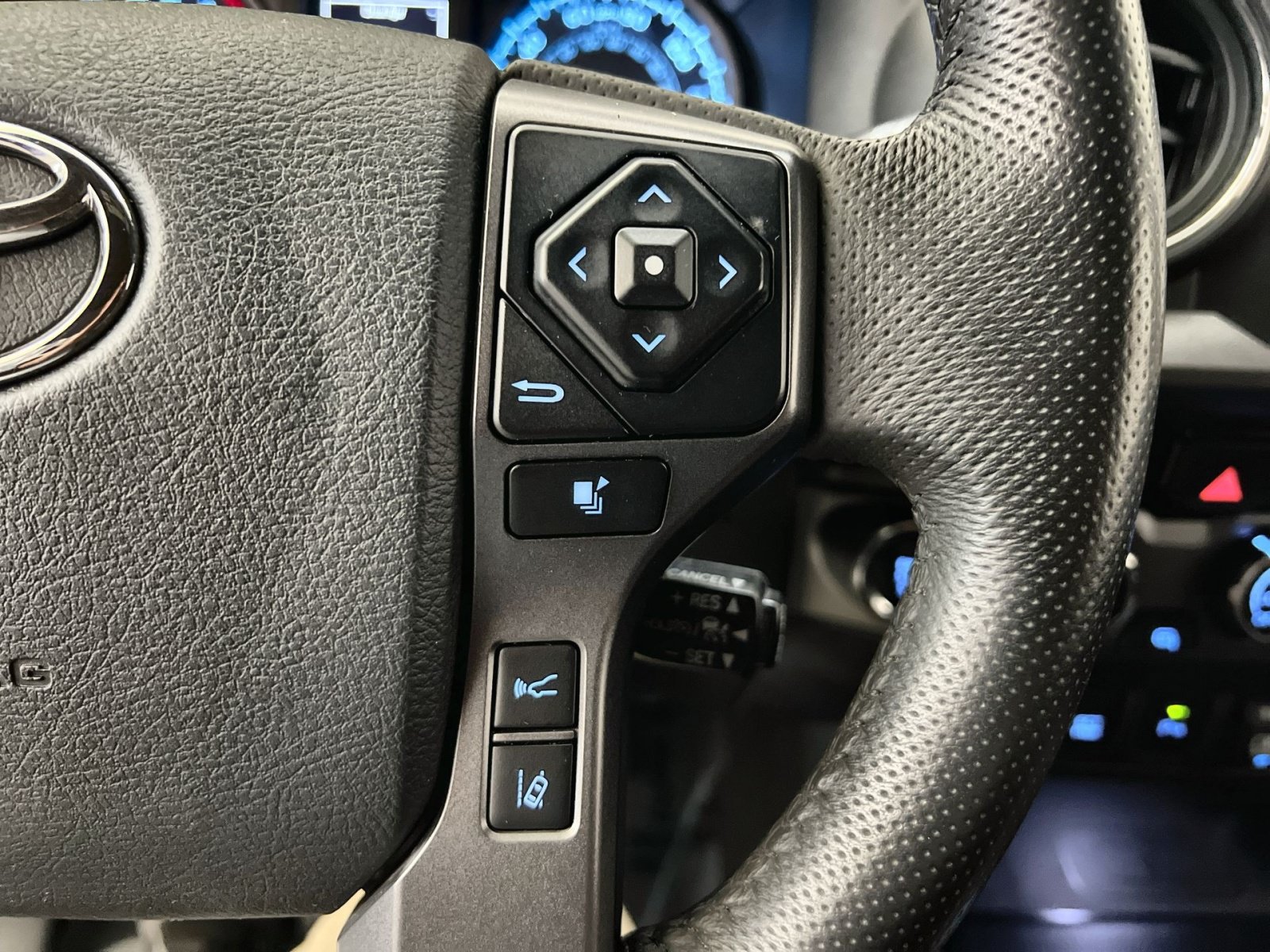 Used 2018 Toyota Tacoma TRD Off-Road w/ Technology Package AWD/4WD image 33