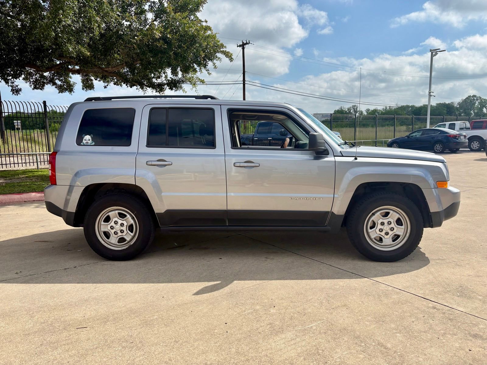 Used 2016 Jeep Patriot Sport w/ Power Value Group FWD image 2