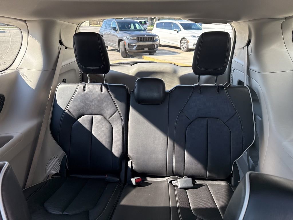 Used 2023 Chrysler Pacifica Limited FWD image 17
