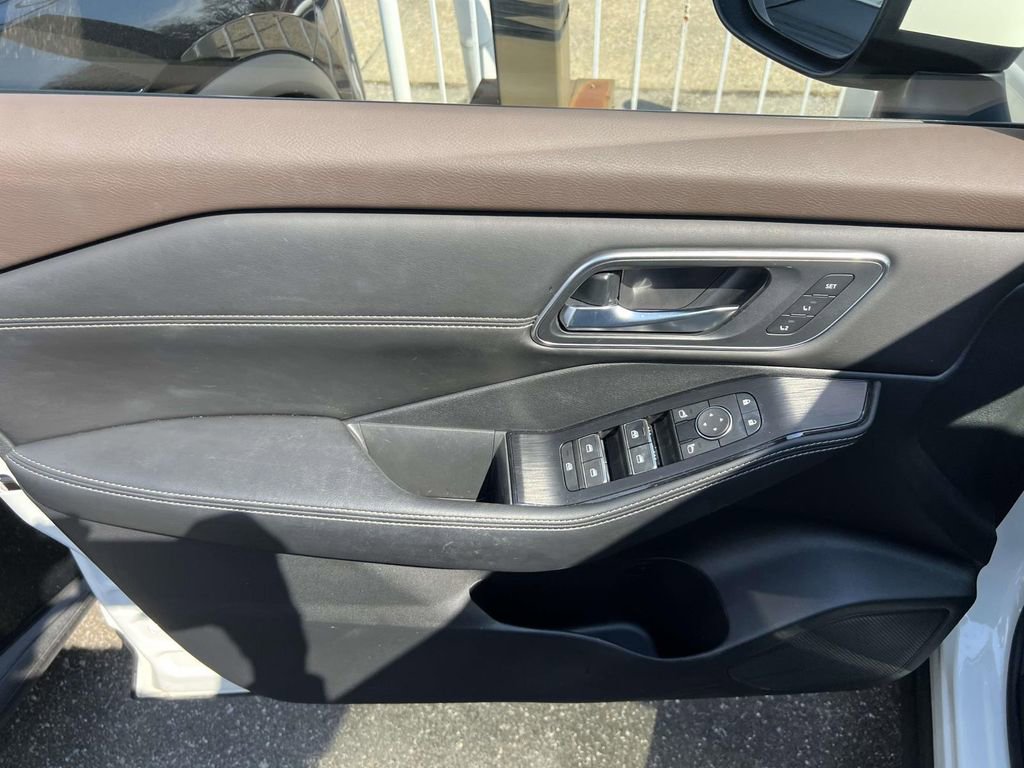 Used 2023 Nissan Rogue Platinum AWD/4WD image 16