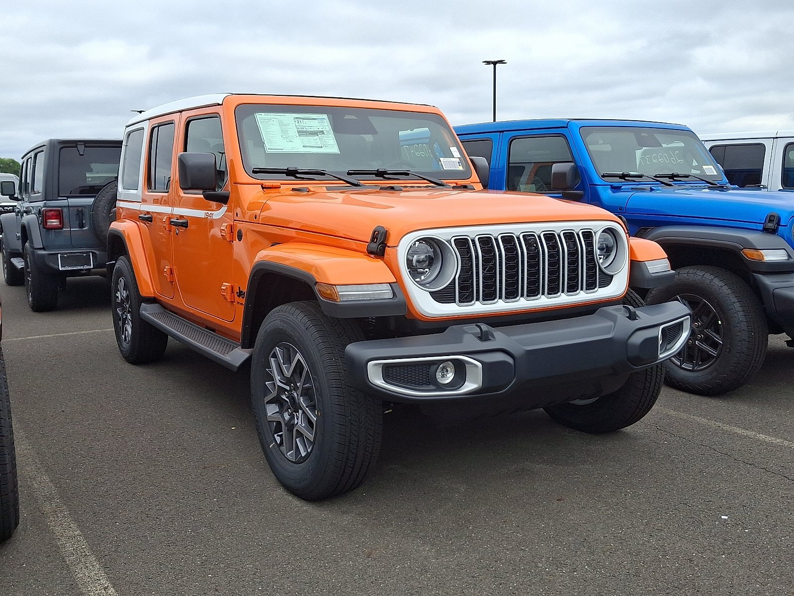 New 2026 Jeep Wrangler Unlimited Sahara w/ Whitecap Package