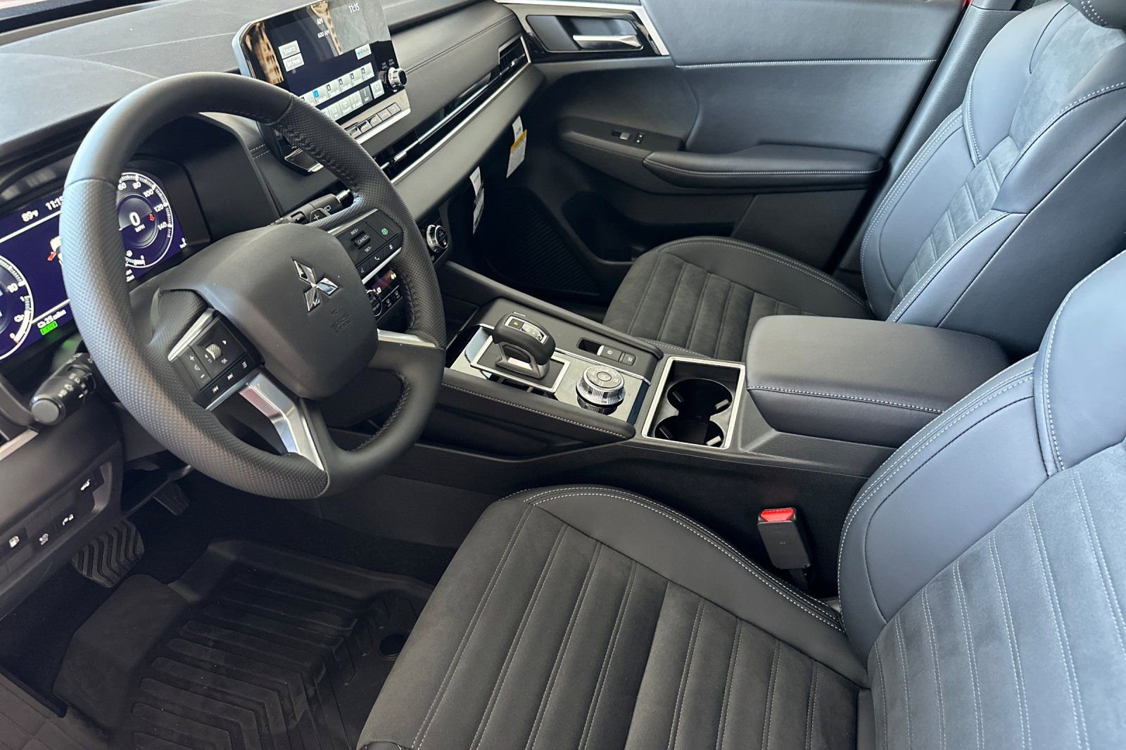 New 2025 Mitsubishi Outlander SE image 9