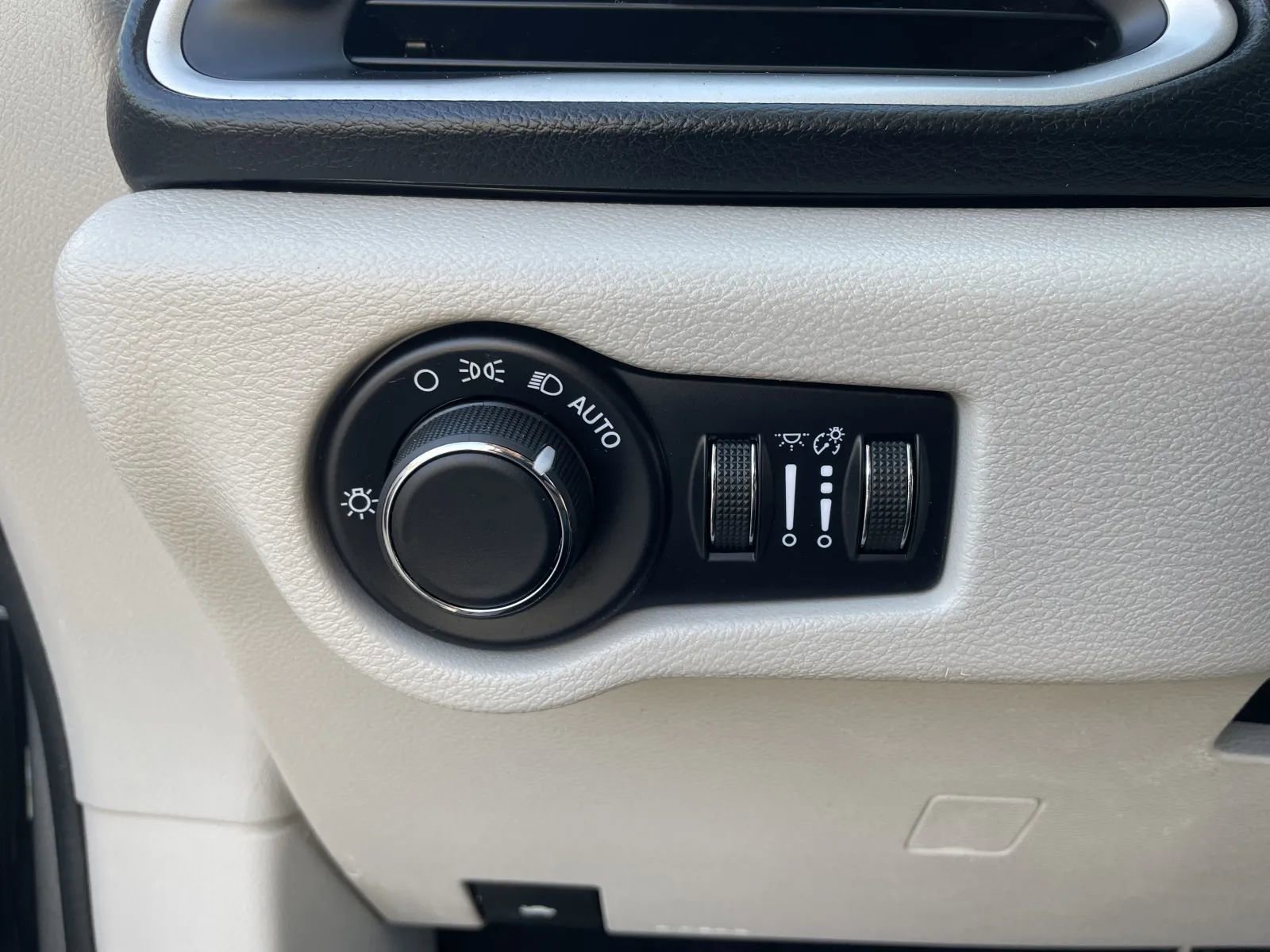 Used 2019 Chrysler Pacifica LX image 24