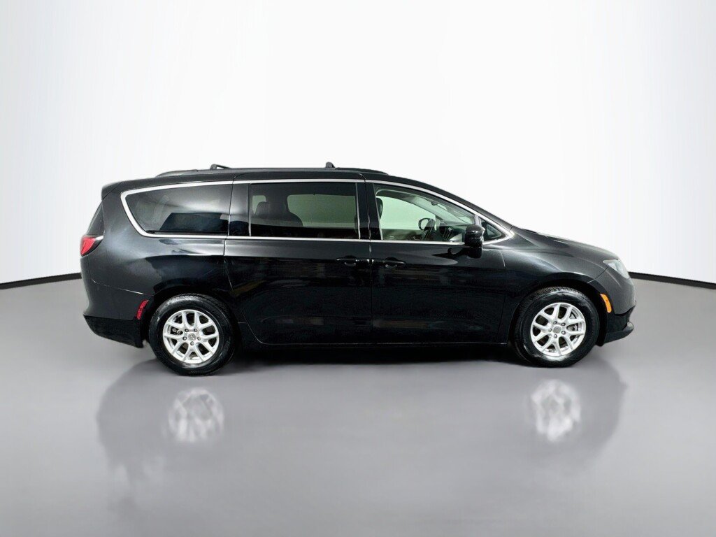 Used 2020 Chrysler Voyager Lxi FWD image 6