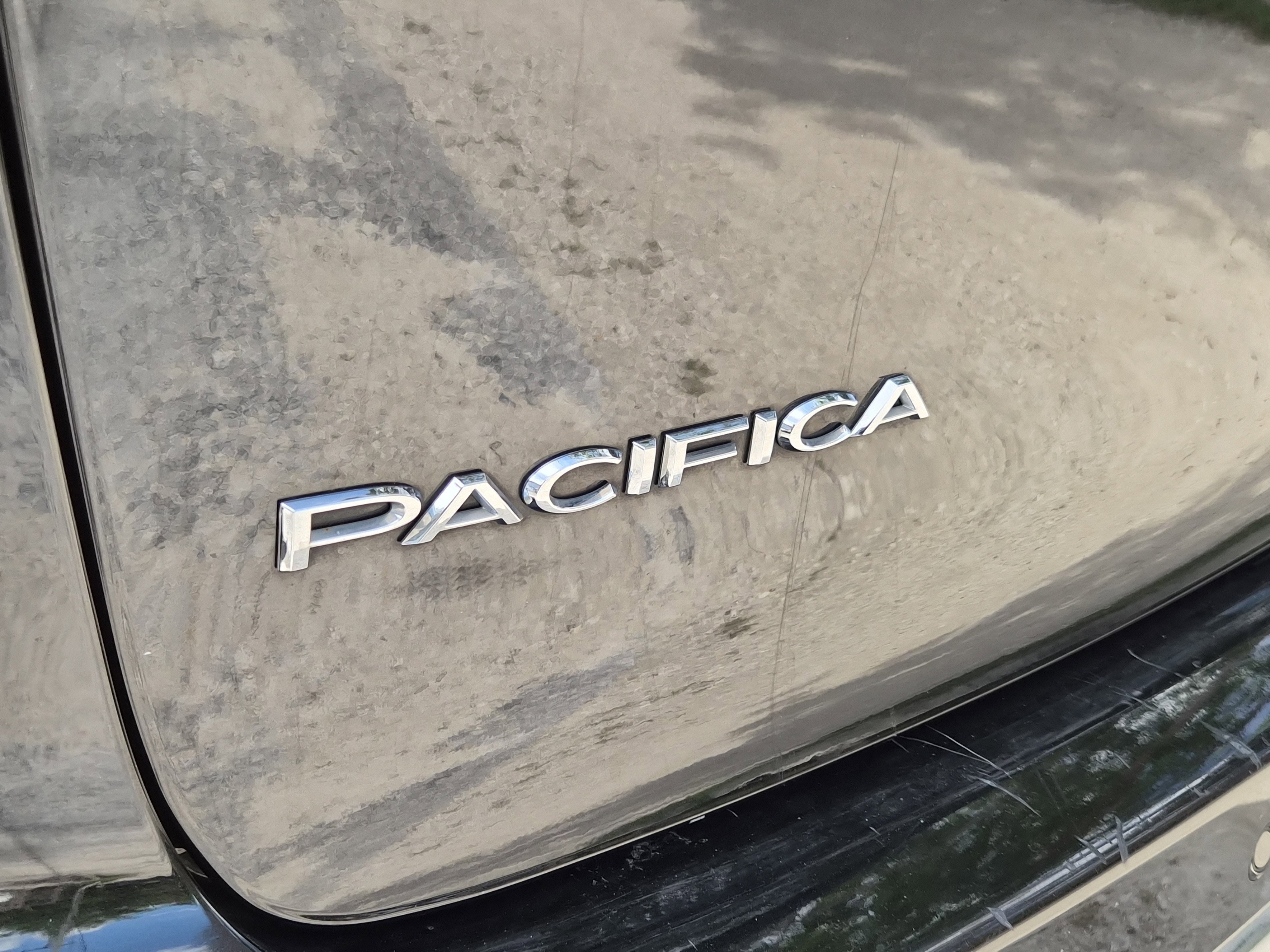 Used 2023 Chrysler Pacifica Touring-L image 7