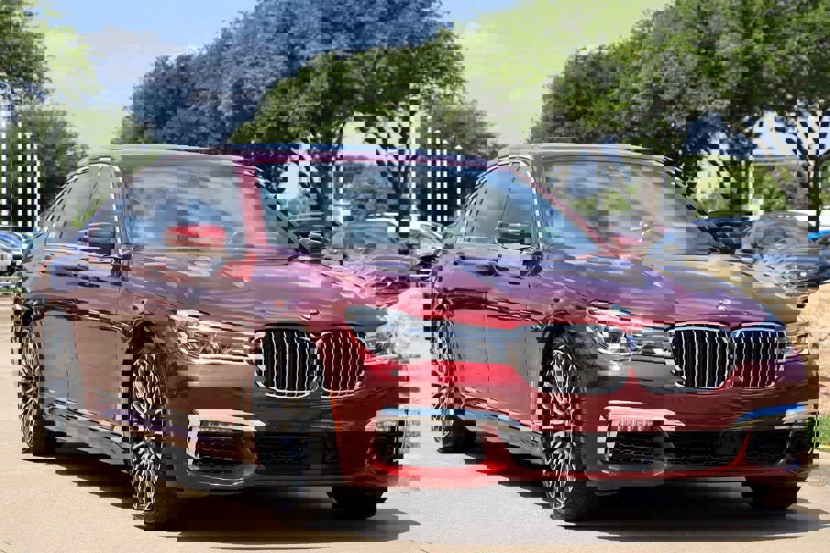 Used 2019 BMW 750i xDrive w/ Luxury Rear Seating Package image 2