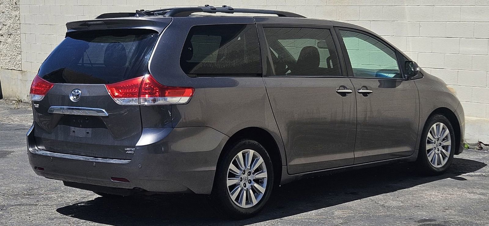 Used 2014 Toyota Sienna Limited w/ Limited Premium Package AWD/4WD image 5