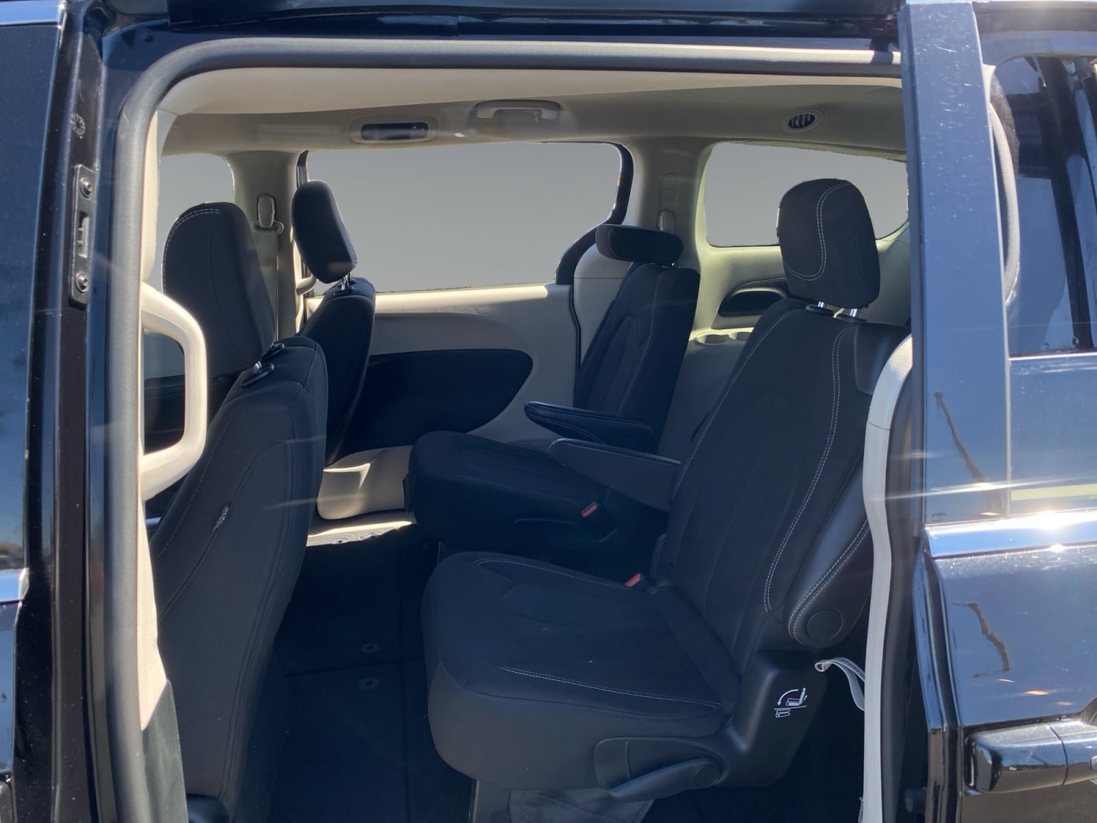 Used 2024 Chrysler Voyager LX FWD image 13