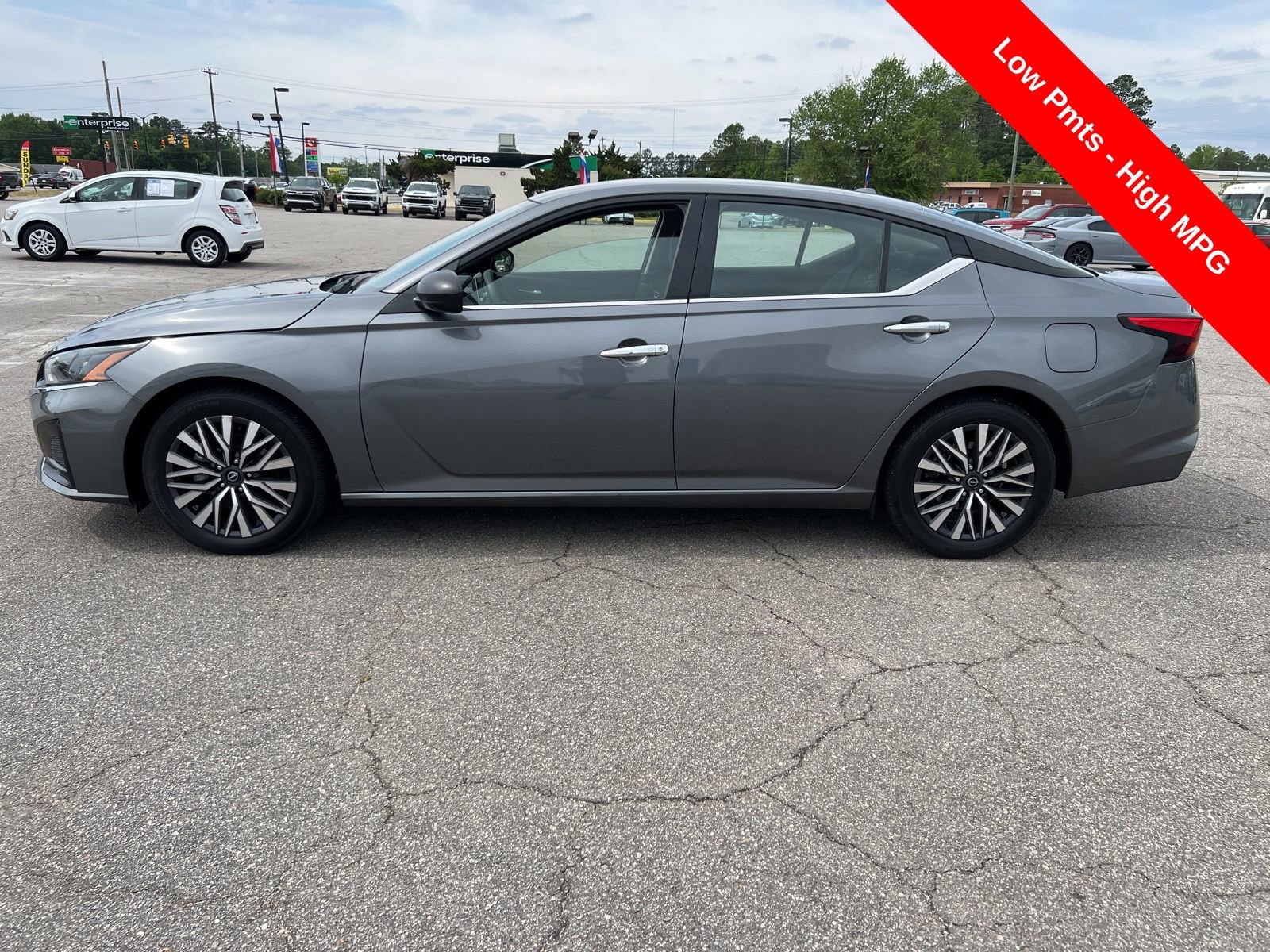 Used 2024 Nissan Altima 2.5 SV FWD image 2
