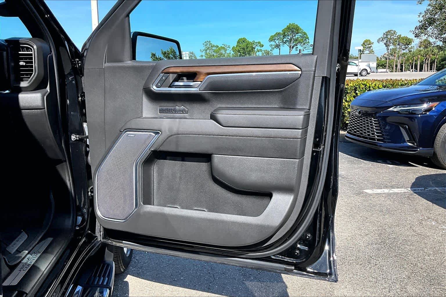 Used 2024 Chevrolet Silverado 1500 High Country w/ High Country Premium Package AWD/4WD image 27