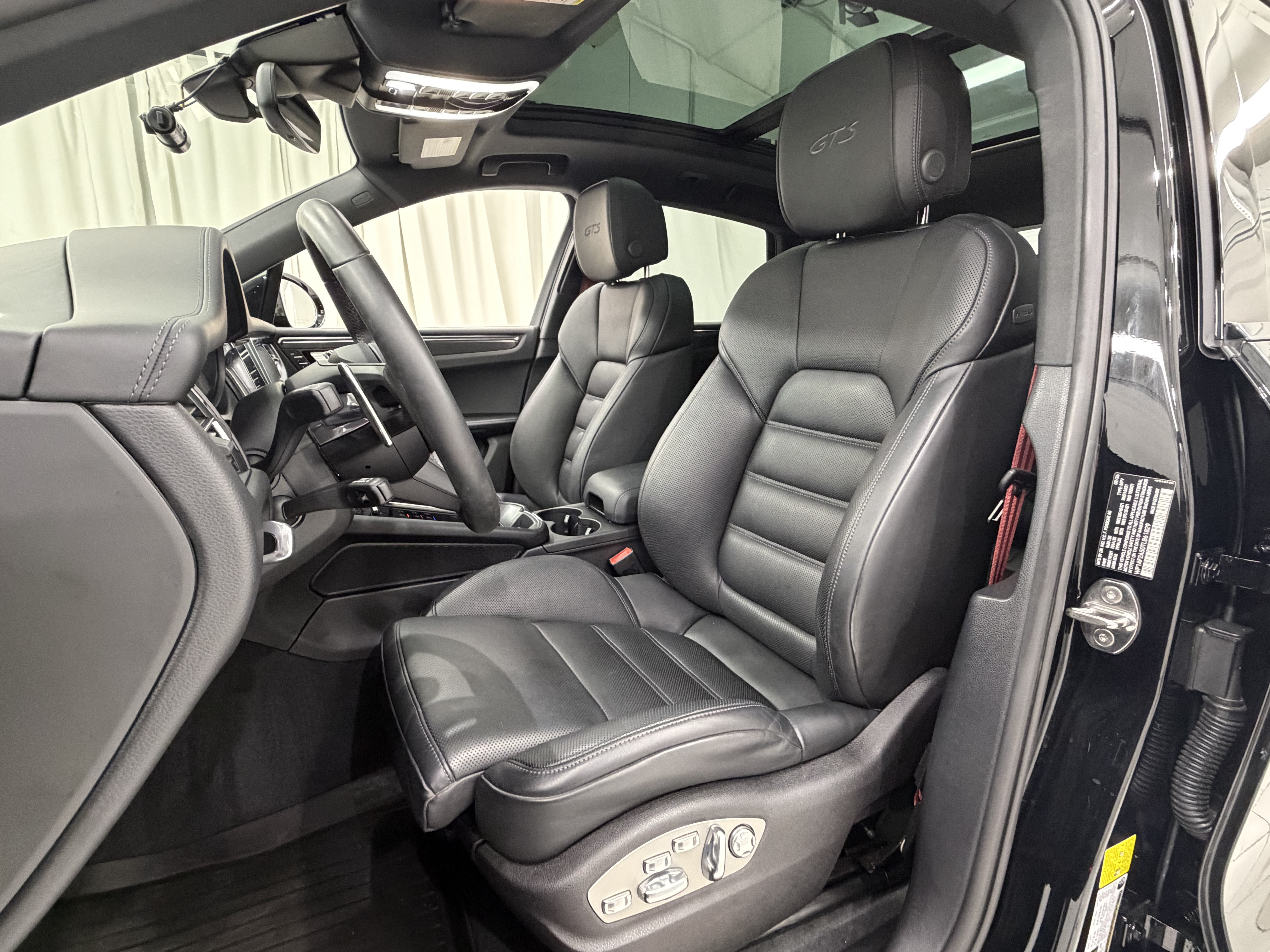 Used 2026 Porsche Macan GTS AWD/4WD image 31